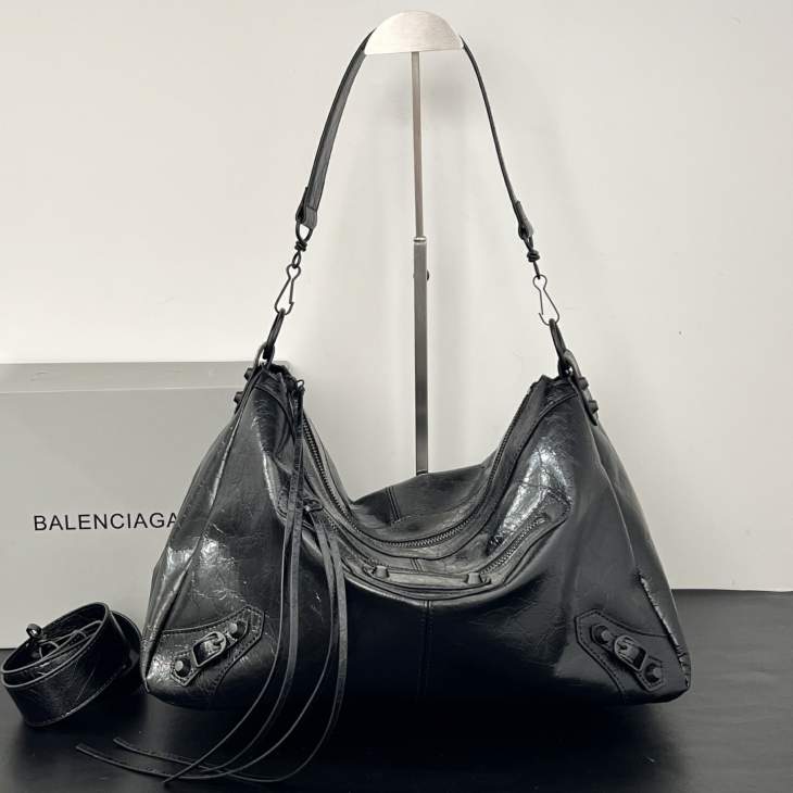Picture of Balenciaga Handbags _SKUfw212412909fw